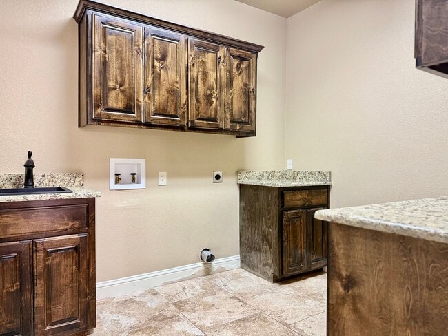 Building Photo - House For Rent