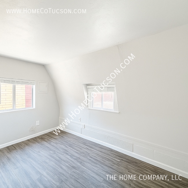 Building Photo - 1104 W Ontario St
