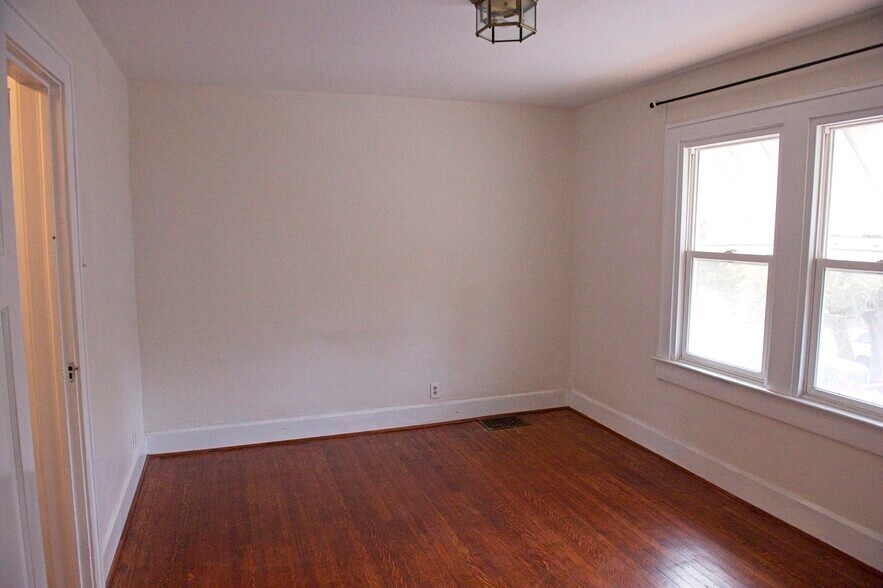 Building Photo - 447 N Beville Ave