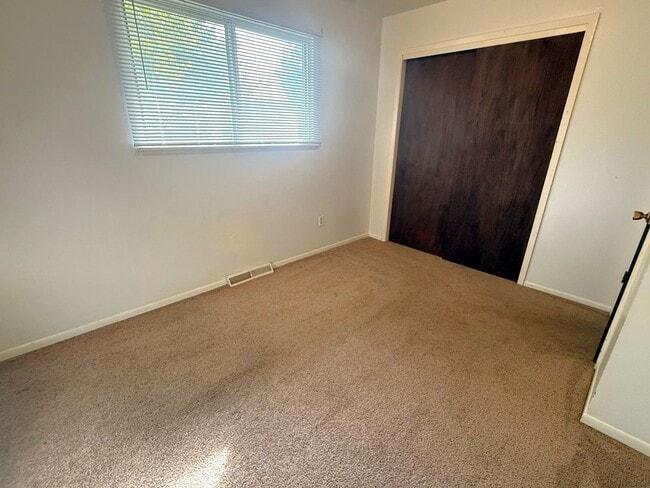 Building Photo - 3 Bedroom House w/ Garage