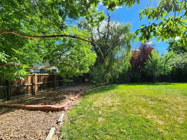 Building Photo - Beautiful 4 Bedroom Home on Cul Du Sac Wit...