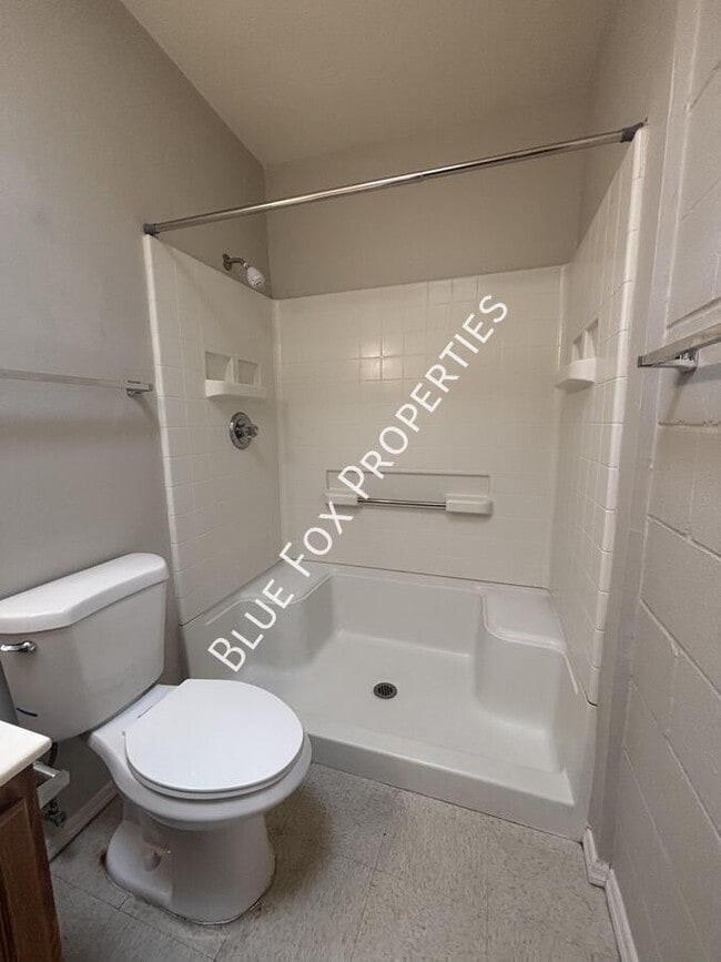 Building Photo - 110 W Delano St