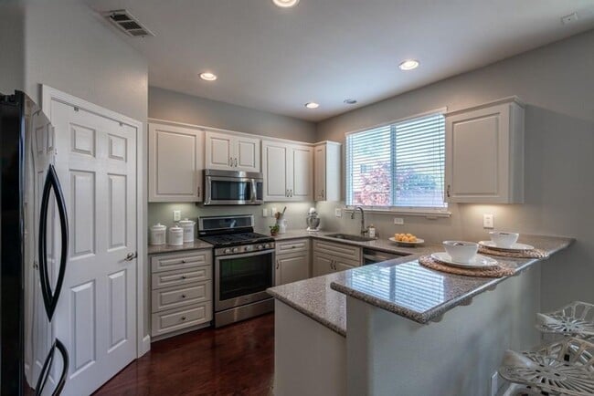 Building Photo - Stunning Updated Alameda Home w/ Backyard Deck & Custom Features
