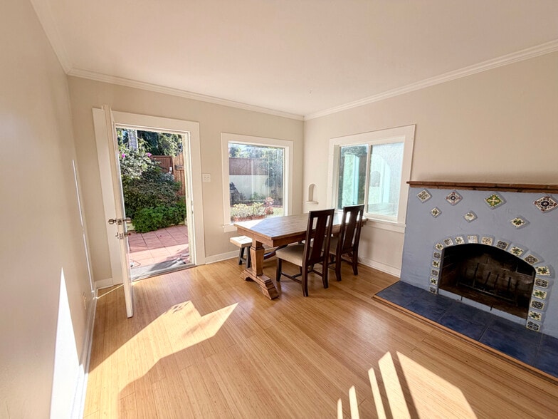 Building Photo - 230 W H St