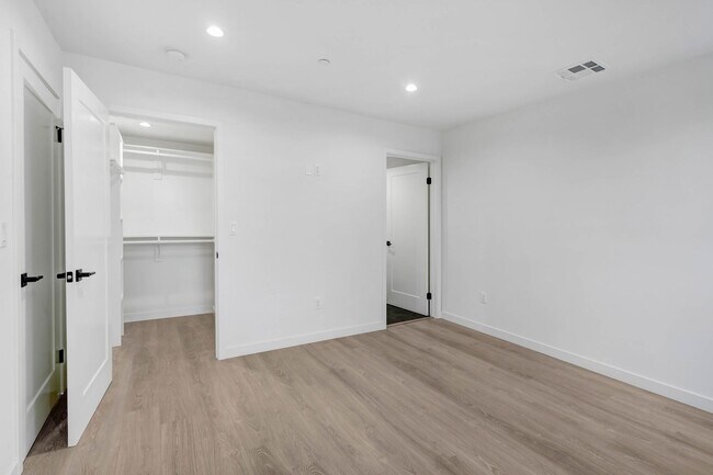 Building Photo - 5 Bedroom / 4 bathroom Fully Detached Townhouse in Echo Park with Private Garage