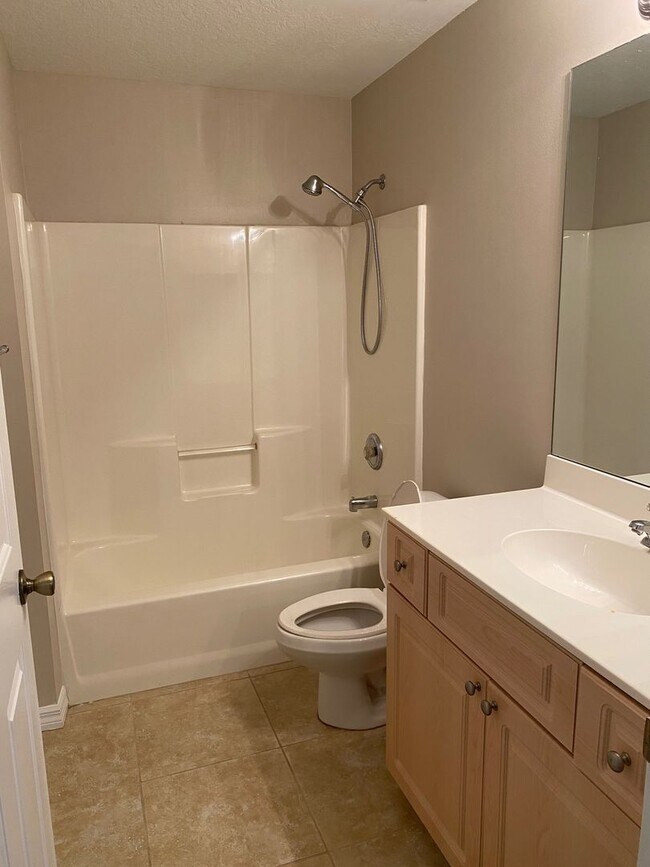 Building Photo - 2 bedroom, 2 bath home for rent