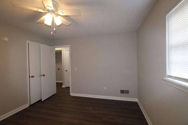 Building Photo - 402 Lakeview Dr