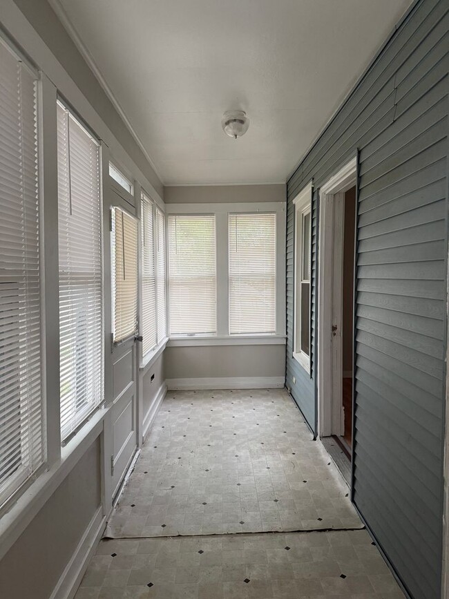 Building Photo - 1213 Grand St