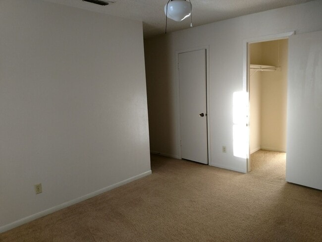 Building Photo - 1104 Cummings Ave