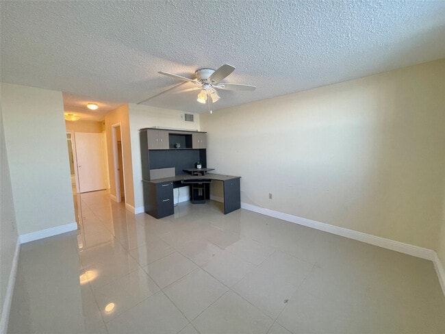 Building Photo - 1175 NE Miami Gardens Dr