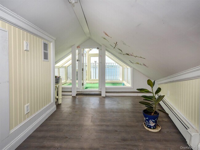 Building Photo - 24 Bay Ave