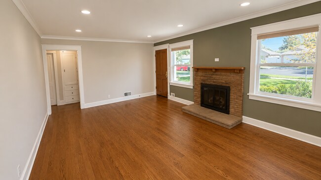 Building Photo - 1331 E Maple Ave
