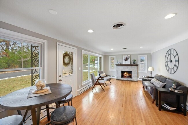 Building Photo - Remodeled 4bd 2ba fully finished rambler style home in New Brighton