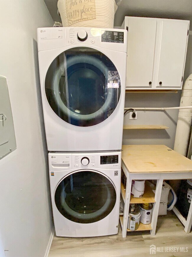 Building Photo - 5062 Beech Ct