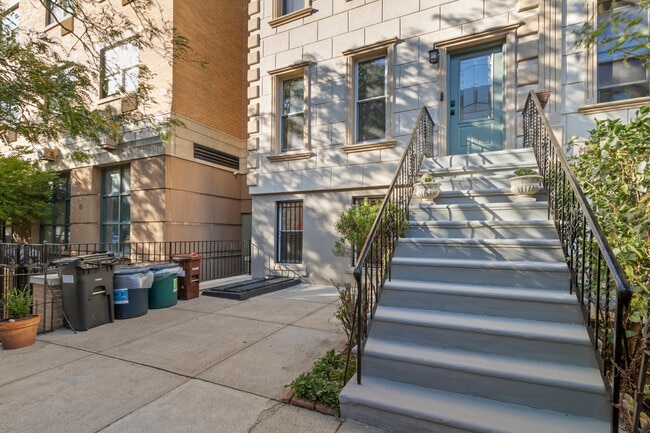 Building Photo - 347 Kosciuszko Street