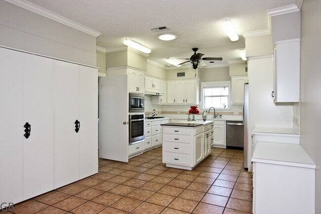 Building Photo - 3235 Country Club Blvd