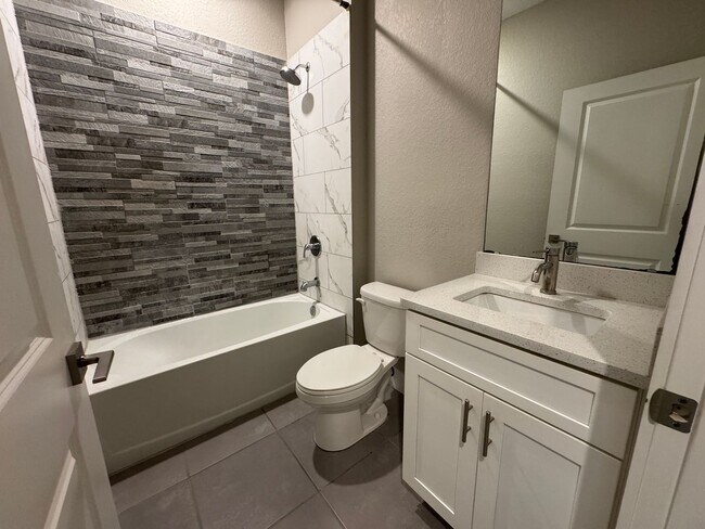 Building Photo - INCREDIBLE 4 Bedroom, 2 Bathroom Home in Poinciana!