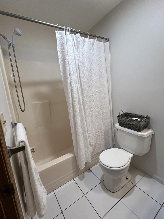 Building Photo - 714 N Forest Ave