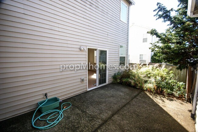 Building Photo - Beautiful Three Bedroom Townhouse - Prime Clackamas Location!