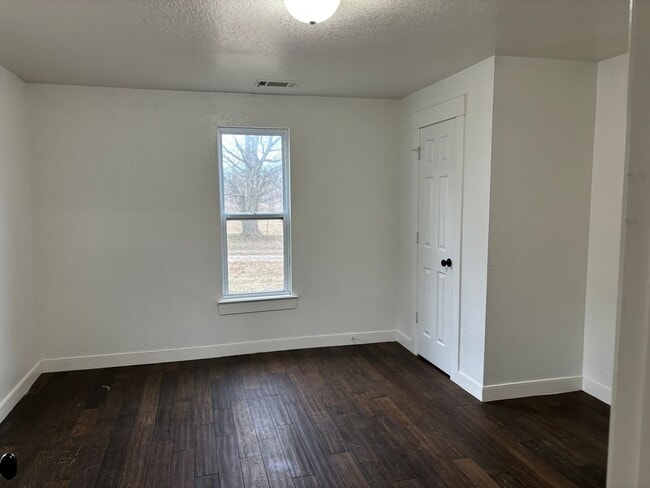 Building Photo - 500 Bache St