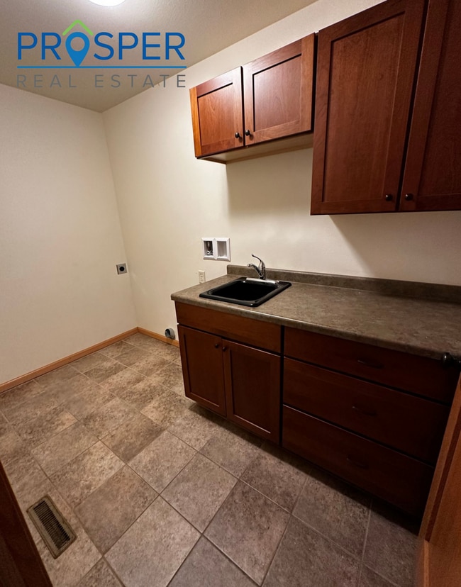 Building Photo - Charming Comfort Meets Prime Eau Claire Location!