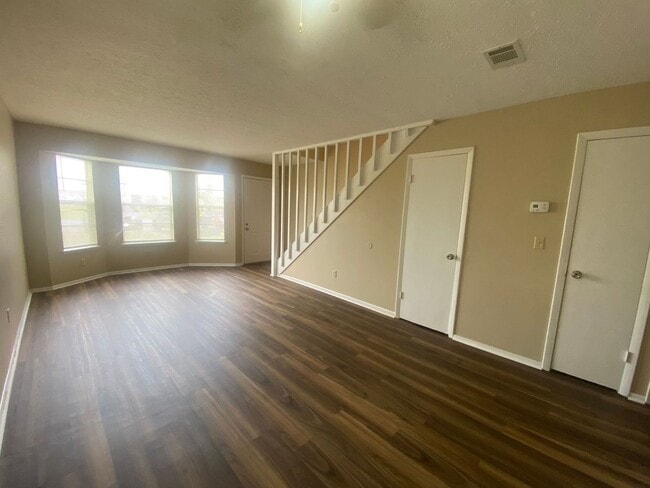 Building Photo - Large Townhome w/Master Balcony, Convenien...