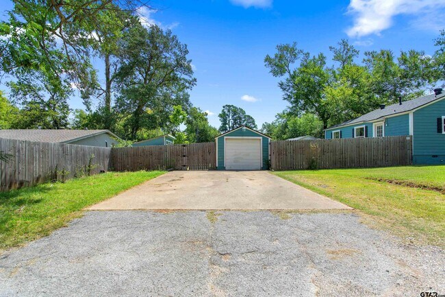 Building Photo - 1126 Skyline St