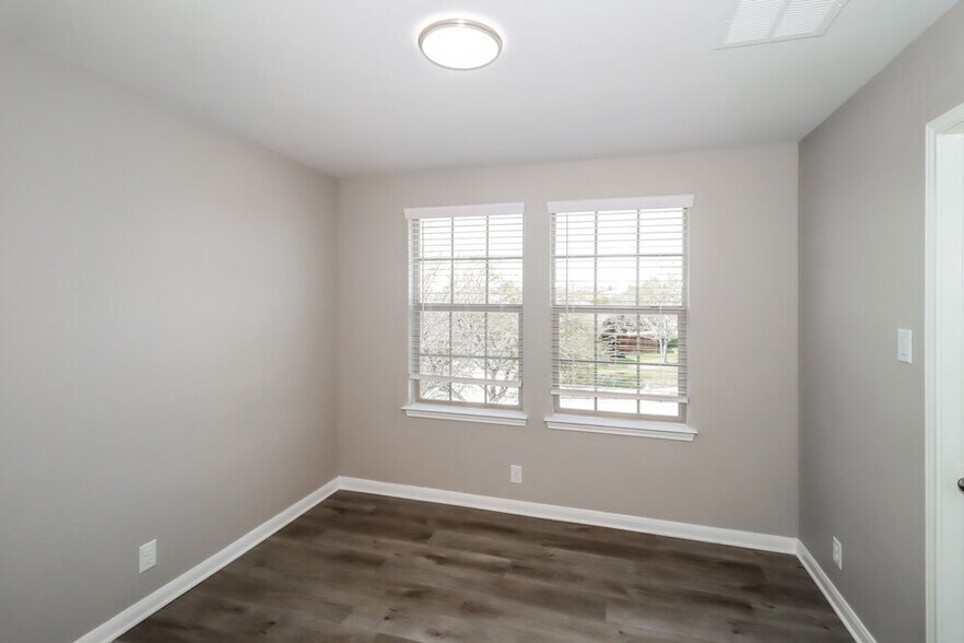 Building Photo - 1303 Sunny Meadows Loop