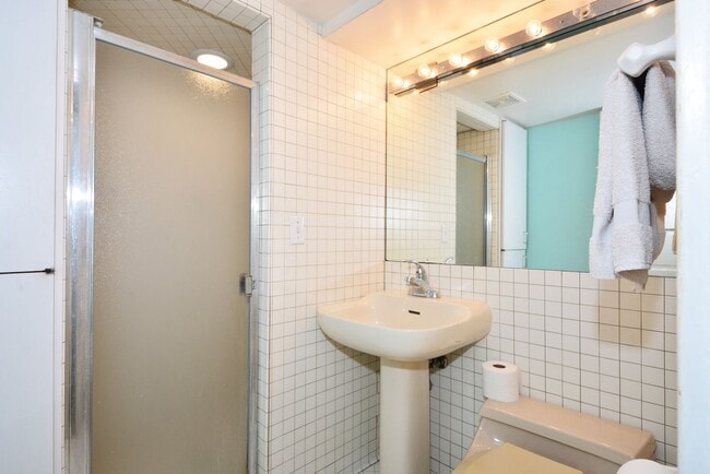 Building Photo - Beautiful 4-bedroom 2.5-bathoom - Great Lo...
