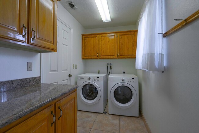 Building Photo - Spacious Stand Alone Home