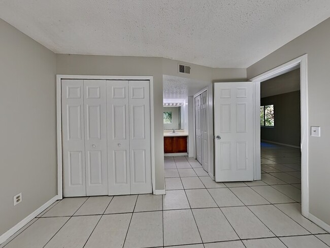 Building Photo - 2549 S Oak Ave