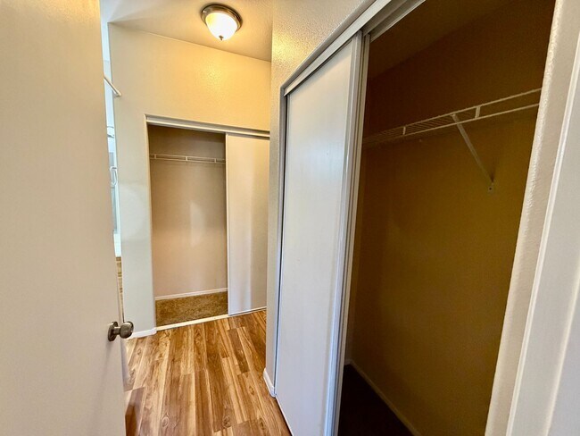 Building Photo - 2 bedroom condo in gated SE location.