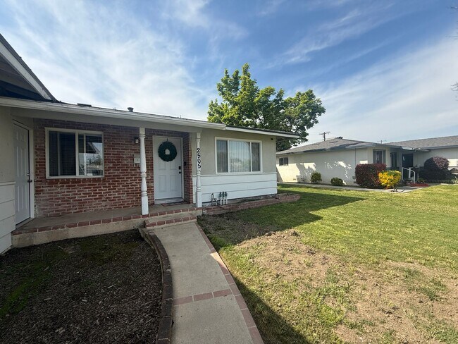 Building Photo - 3 bedrooms, 2-bathroom home with pool in Visalia, CA!