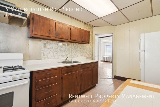 Building Photo - 1BR 1BA Second Floor Apartment is Upper Da...