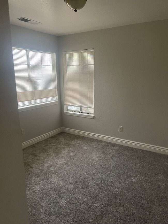 Building Photo - Spacious Home in Porterville