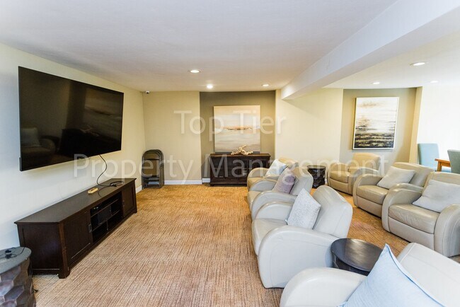 Building Photo - Spacious Top-Floor 1BR Condo with Ocean Vi...