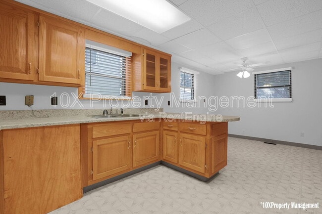 Building Photo - 563 S Burgess Ave