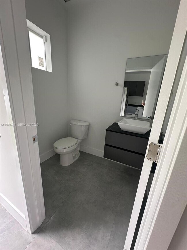 Building Photo - 723 NW 19th Ave