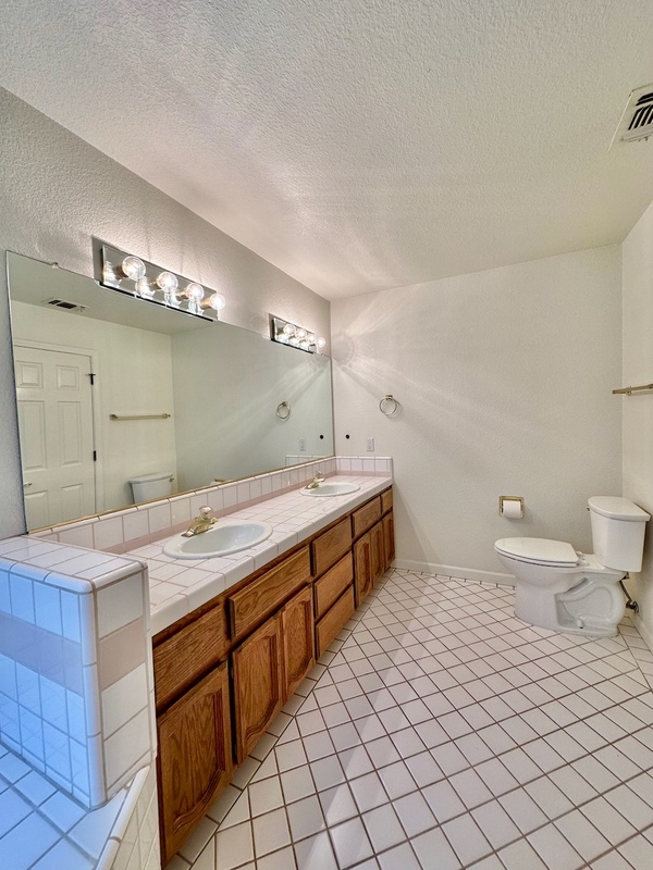 Building Photo - 515 Adriana Pl