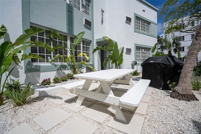 Building Photo - 2420 Flamingo Dr