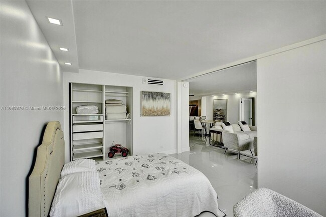 Building Photo - 6039 Collins Ave