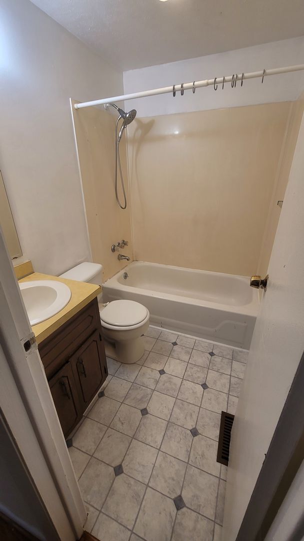 Building Photo - 3br Ranch home on large lot