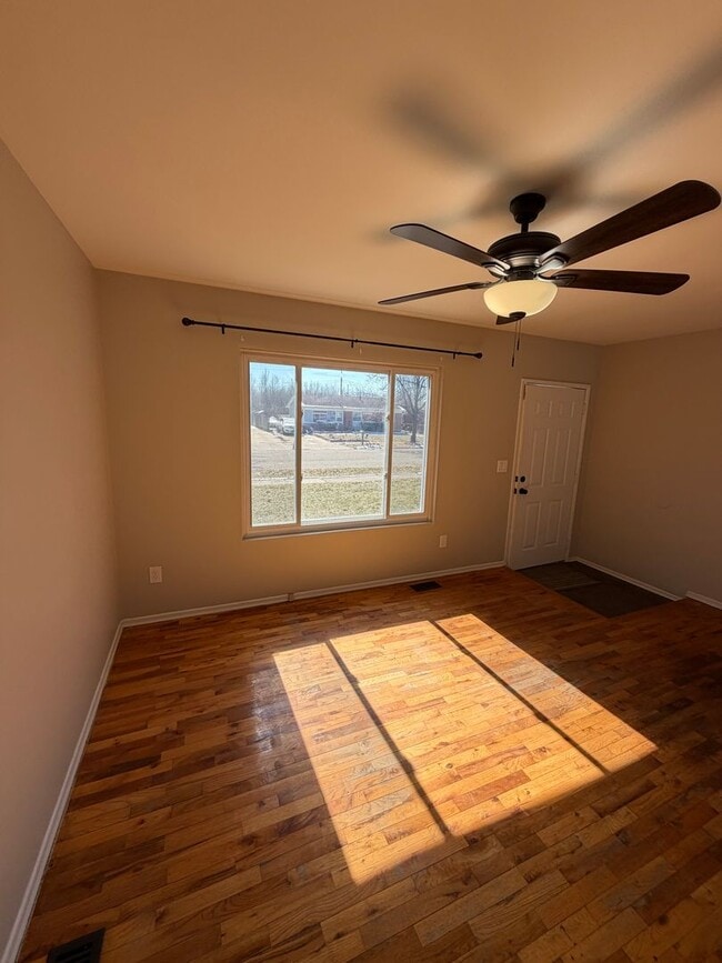 Building Photo - Remodeled 4BR/2BA Home in Lansing — Move in ready