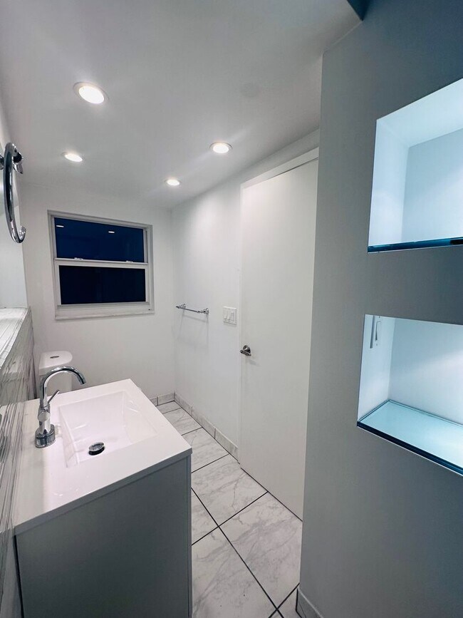 Building Photo - 1 Bedroom 1 Bath Ocean View Condo - Steps from Fort Lauderdale Beach!