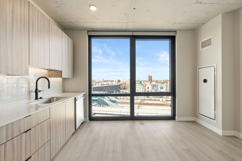 Building Photo - 4578 N Broadway