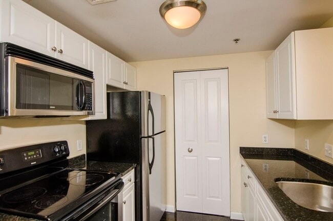 Building Photo - 10 Museum Way