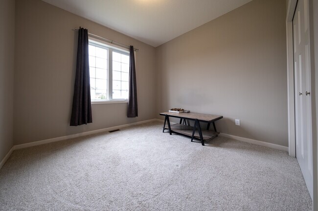 Building Photo - 280 Primrose Path