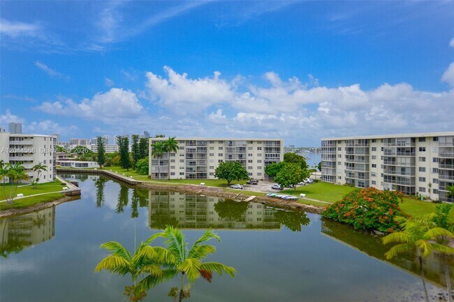 Building Photo - 2851 Leonard Dr