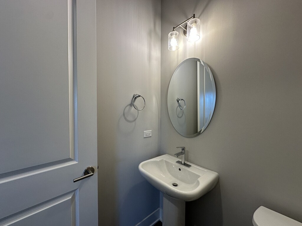 Building Photo - 613 Broadway St