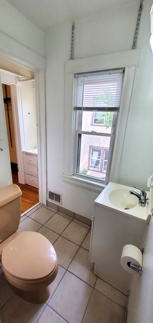 Building Photo - Great 2 Bedroom Unit in Northeast! -- Heat included!